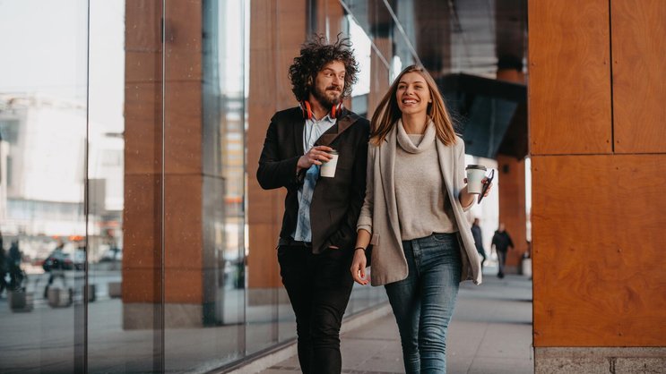 Instant-Genuss oder Investition? Bereits den Gegenwert von vier Coffee-to-go lässt sich in einen Fondssparplan einzahlen. Anlegen war noch nie so einfach.