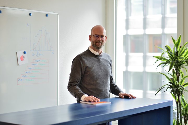 Demografie-Forscher Hendrik Budliger warnt, dass die Schweiz bei der aktuellen Geburtenrate ausstirbt.