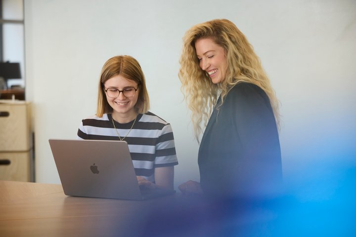 Berufsbildnerin Annina Speich (rechts) erkannte Tinas Talent schon früh.