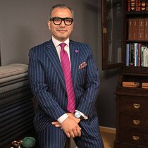 Ziad El-Achi: Findet T-Shirt unter dem Anzug nur am Wochenende ok. Keystone