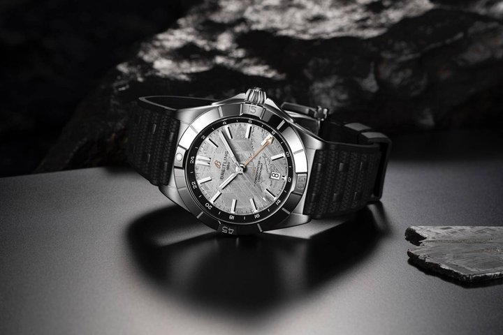 Chronomat Automatic GMT: Gehäuse: 40 mm, Edelstahl mit Platinlünette Kaliber: Breitling 32 Gangreserve: ca. 42 h Preis: mit Kautschukband 9500 Fr., mit Stahlband 9800 Fr.