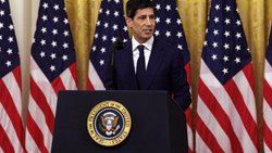 Der Leitzins der USA bleibt unter neuem Fed-Chef Kevin Warsh (56) stabil.