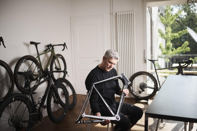 Kessler prüft die Lackierung eines Carbonrahmens.