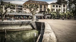 Ascona TI: An der Uferpromenade des Lago Maggiore scheint die Sonne vier Stunden länger als in Zermatt.