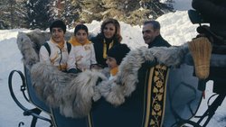 Die Familie des letzten Schahs, Mohammad Reza Pahlavi, im Jahr 1975: Er verbrachte die Winter mit ihr in St. Moritz.