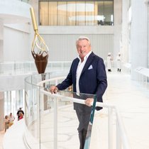 Ernst Tanner, Lindt-Patron seit 33 Jahren. Er steht auf der Kommandobrücke in Kilchberg.