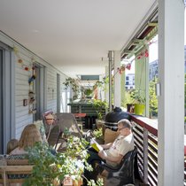 Eine Familie auf dem Balkon: Wohnungen in der Stadt Zürich sind gesucht.