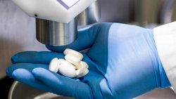 Cosmo ist spezialisiert auf MedTech-KI, Dermatologie, Magen-Darm-Erkrankungen sowie Auftragsentwicklung und -fertigung (CDMO).