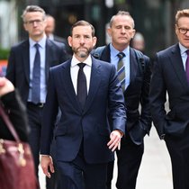 Lex Greensill (Mitte) auf dem Weg zum Gericht in London.