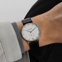 Die äusserlich unveränderte Uhr wurde innerlich mit dem Handaufzugskaliber DUW 4601 aufgewertet, das eine Gangreserve von 52 Stunden bietet.