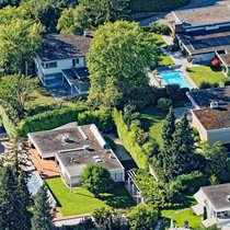 Das Grundstück von Iqbal Khan (im Bild in der Mitte oben) in Herrliberg über dem Zürichsee grenzt direkt an jenes von Tidjane Thiam, CEO der Credit Suisse (in der Mitte unten).