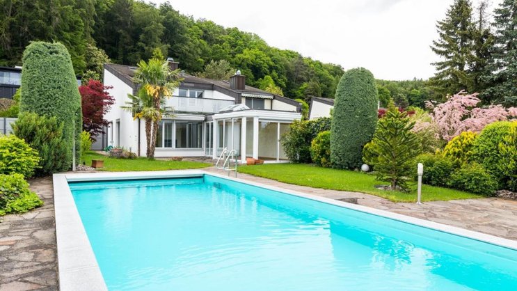 Ein Einfamilienhaus mit Swimmingpool in Oetwil an der Limmat.