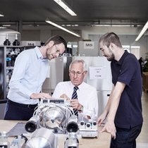 Innovatives Team: Dominik Baumgartner, Konrad Baumgartner und Matteo Rossi (v.l.) tüfteln gemeinsam an einem Teil einer Vakuumpumpe herum.