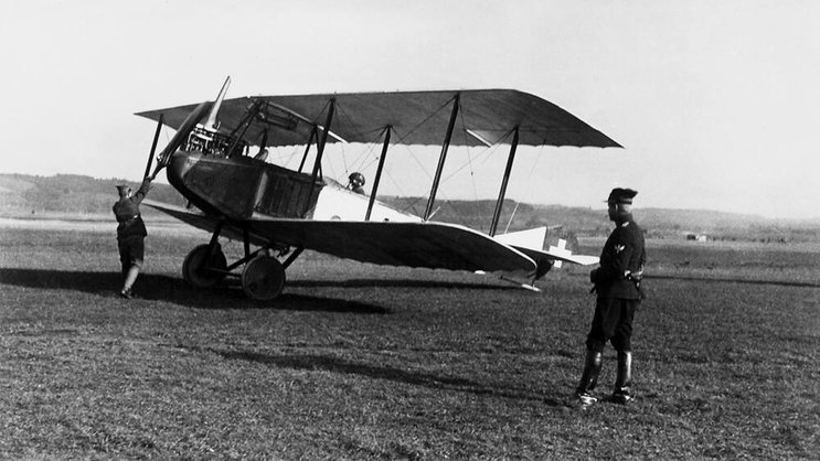 Flugpionier Oskar Bider 1917 mit Flugschülern in Dübendorf. Keystone