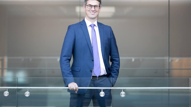 Tilmann Galler ist bei J.P. Morgan AM Kapitalmarktstratege. Der Deutsche produziert einiges an Research-Material, zuletzt über den Einfluss der Zinsen auf den Immomarkt und den Konsum.