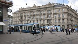 In Bankenhand - noch: Der Paradeplatz in Zürich.  Keystone