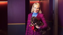 Margarita Louis-Dreyfus, Präsidentin des Agrarhandelskonzerns Louis Dreyfus Company, mit ihrer Hündin Vesna.