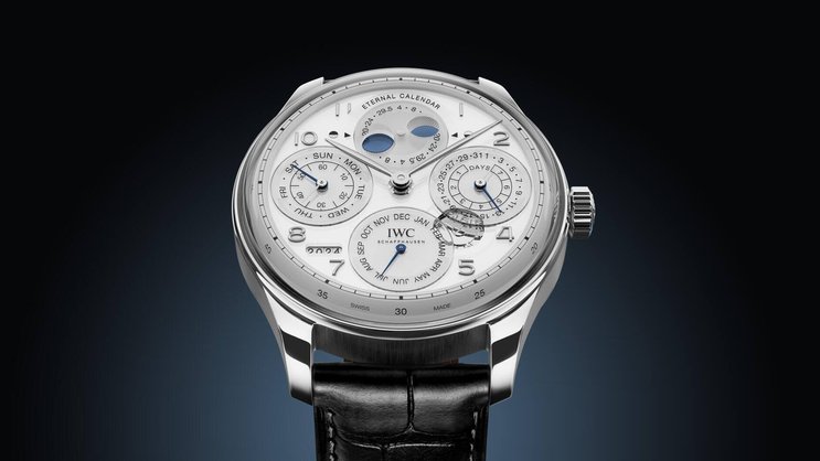 IWC Portugieser Eternal Calendar Premiere aus Schaffhausen: Der erste IWC-Kalender, der astronomisch korrekt bis ins Jahr 3999 rechnet – mit Mondphase aus Glas. Preis: 150’000 Franken.