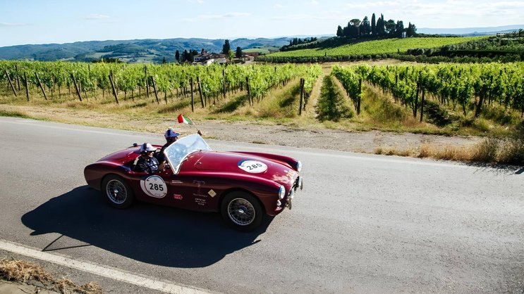 Vorbei an Pinien, Reben und Olivenhainen: Ein AC Ace, Jahrgang 1954, donnert durch die Landschaft Italiens.