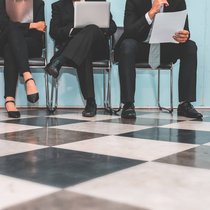 Bewerberinnen und Bewerber: Präsentieren vor Ort ist Stress pur – und heute immer normaler.