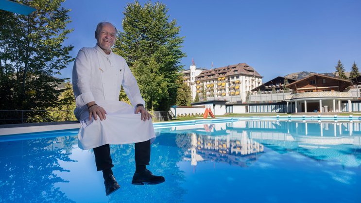 Auf dem Sprung in die Pension – und auf dem Sprungbrett: Als kleiner Gstaader Bub ist Faeh im öffentlichen Bad des «Gstaad Palace» geschwommen.