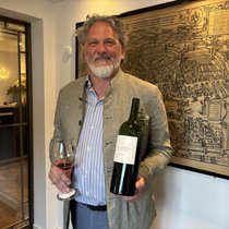 Axel Heinz präsentiert La Côte Lascombes aus Margaux. Der 2023er ist der erste Jahrgang des reinsortigen Merlot, der unter seiner Regie entstand.