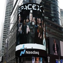 Visuals von Elon Musk und SpaceX beim Nasdaq in New York.