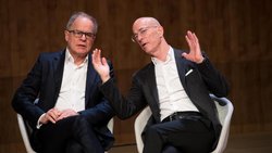 Entworfen wird das Hochhaus von den Basler Stararchitekten Pierre de Meuron (l.) und Jacques Herzog.