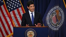 Fed-Chef Kevin Warsh lässt den US-Leitzins unverändert.
