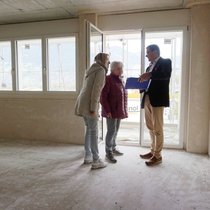 Besichtigung einer neuen Wohnung: Der Immobilienkauf ist eine folgenschwere Entscheidung.