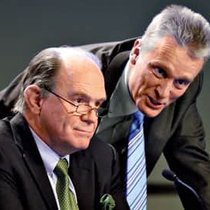 Nicht happy: Stefan Lippe (r.), Swiss-Re-CEO, Walter Kielholz, Präsident.
