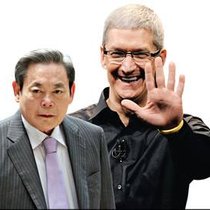 Vorteil Lee Kun-hee (l.): Samsung ist derzeit an der Börse günstiger bewertet als Tim Cooks Apple.
