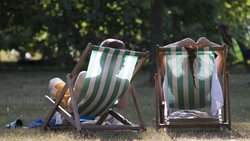 Chillen im Liegestuhl statt Bürosessel: So entspannen viele während ihres Sabbaticals, um dann mit neuer Energie an den Arbeitsplatz zurückzukehren.