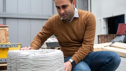 Empa-Forscher Moslem Shahverdi inspiziert das Bauteil aus dem Drucker.