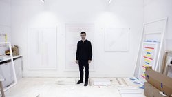 Patric Sandri erschafft einzigartige Kunstwerke, die Licht und Farbe neu interpretieren.