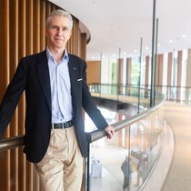 Allrounder: Christian Kälin vermittelt nicht nur Pässe, sondern auch Fachärzte. Zudem besitzt er eine Schokoladenfabrik und sucht Lösungen für die globale Migrationskrise.