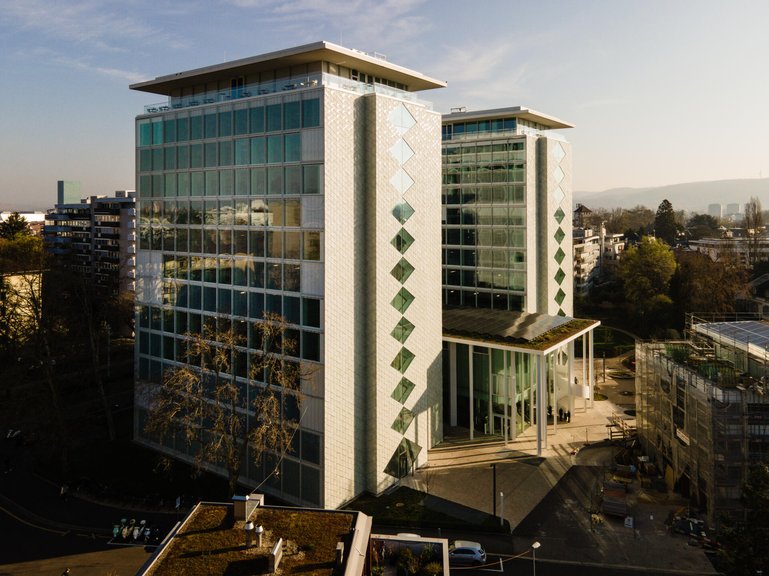 Helvetia Campus, Basel: Erst 2023 wurde neben dem einstigen Patria-Hochhaus in Basel ein Zwillingsturm eröffnet und das Areal zum Helvetia Campus erweitert – zusammen mit mehreren Bürogebäuden auf dem Areal. Offiziell bestätigt ist, dass die Helvetia mehrere Bauten verlassen oder nach Sanierungen nicht mehr selber in Betrieb nehmen wird. Kolportiert wird, dass selbst die Türme zur Disposition stehen und der gesamte Helvetia Campus aufgegeben werden soll. Offiziell ist das «noch n...