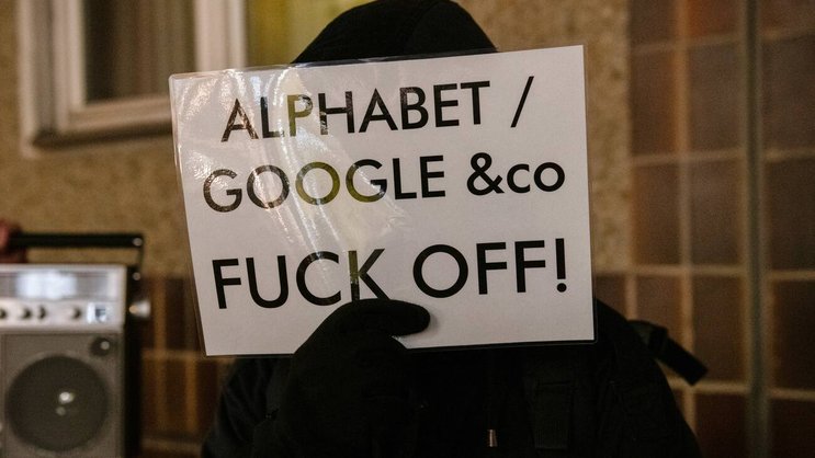Protest gegen Google in Deutschland: Der Mutterkonzern Alphabet ist nicht nur in Europa unter Druck.