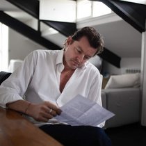 Giancarlo Devasini in seiner Wohnung in Lugano. Das Headquarter von Tether wird nach San Salvador verlegt. Dort baut sich das Unternehmen einen 70-stöckigen Wolkenkratzer.