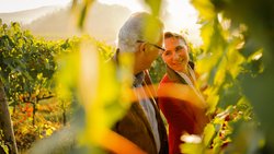 Adriana und Urs Burkard besitzen drei Weingüter in der Toskana, denen sie nun neues Leben einhauchen.