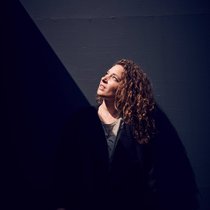 Material-Alchimistin: Die junge Genferin Sonia Kacem (Aufsteiger unter 40: Rang 4) kommentiert in ihrem Werk den Produktions-Konsum-Abfall-Kreislauf von Gütern.