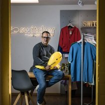 Geschäftsführer Marc Joss mit dem Maskottchen von Switcher: Dem gelben Wal.