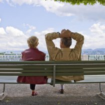 Schweizerinnen und Schweizer werden deutlich älter als früher – vielen geht im Alter aber das Geld aus. Getty Iamges