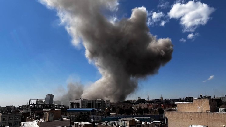Explosion in Teheran am 1. März 2026: Der Iran-Krieg setzt auch die Weltwirtschaft kräftig unter Druck.