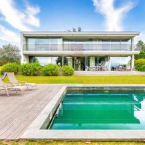 An diesem Pool liesse sich gut arbeiten sowie entspannen. Er gehört zur drittteuersten Villa der Schweiz.