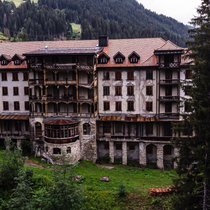 Das seit fast 50 Jahren verlassene Geisterhotel Tenigerbad im Val Sumvitg GR.