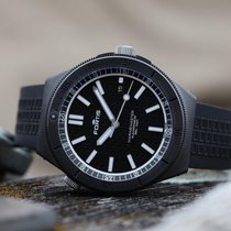 Spitzenmodell in der Taucheruhren-Kollektion von Fortis ist die bis 500 Meter wasserdichte M-44 Marinemaster mit einem Chronometer-zertifizierten Werk von Kenissi. Das Gehäuse ist DLC-beschichtet – und hat bereits vor der Küste Floridas ein paar unvergessliche Tauchgänge geloggt. (Hier abgebildet die M-44 DLC Gravity Black).