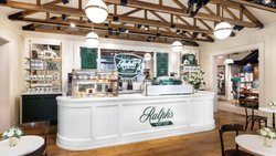 Ralph’s Coffee zieht mit Stores wie in Singapur Instagram-Touristen magnetisch an.
