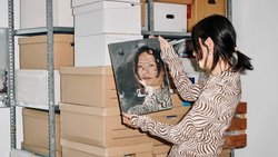 Jiajia Zhang

Die in China geborene Künstlerin hält uns mit suggestiven Fotografien und Videos den Spiegel vor. Platz 19 «Beste Präsentationen».