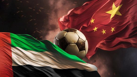 Die Flaggen von China und den Vereinigten Arabischen Emirate und in der Mitte ein Fussball